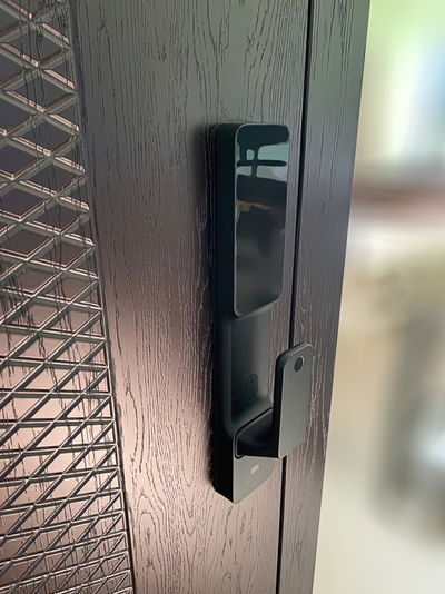 Смотрите пример работы на заказ: дверь с биометрическим электронным замком