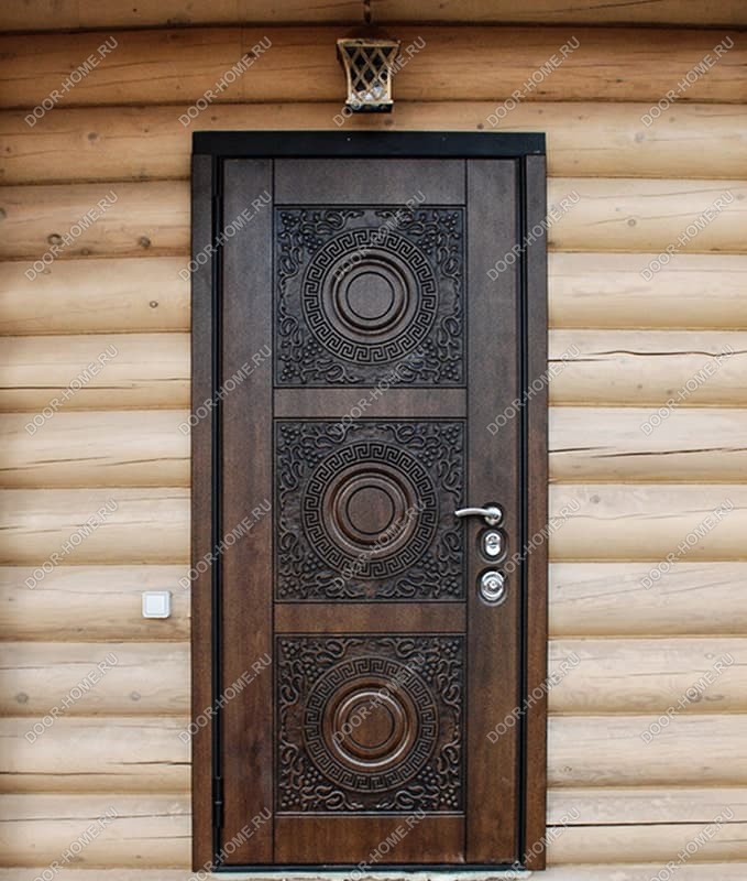 Железная дверь в деревянном доме