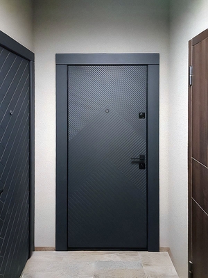 Серая дверь со скрытыми петлями