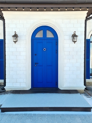 Синяя арочная дверь