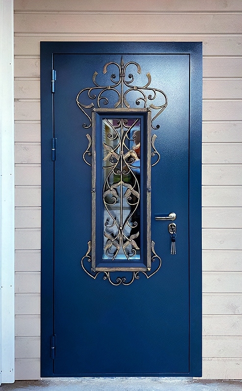Синяя дверь с узорной ковкой