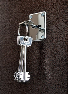 Сколько ключей в комплекте с замком входной двери?
