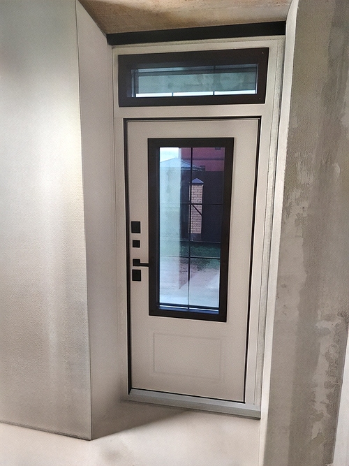 Стальная дверь с остеклением Стальная дверь с остеклением