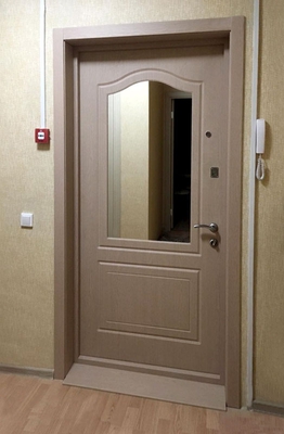 Стальная дверь с фигурным зеркалом