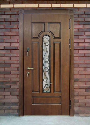 Установленная дверь со стеклопакетом