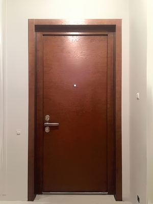 Входная дверь со скрытыми петлями, вид изнутри