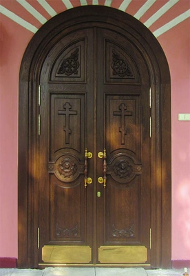 Входная дверь в церковь