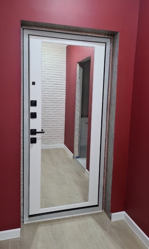 Входная дверь с зеркалом внутри
