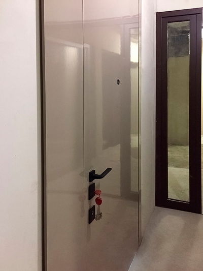 Установка дверей для квартиры в ЖК «Настоящее» — фото с объекта