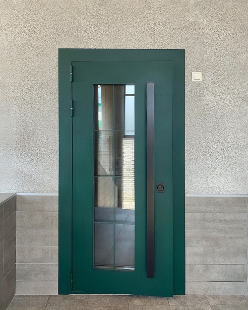 Зеленая дверь с бугельной ручкой