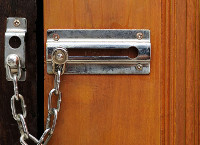 Как установить цепочку-ограничитель на входную металлическую дверь
