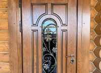 Деревянные входные двери в частный дом