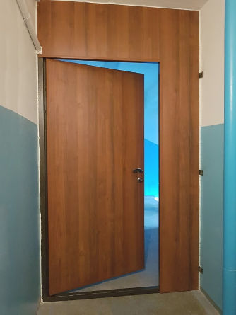 Дверь с ламинатом на входе в тамбур