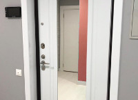 Выбор входной двери с зеркалом внутри: отделка, особенности установки, фото в интерьере