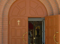 Входные двери для храмов и церквей на заказ — парадные, арочного типа