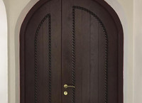Фото с установки дверей в храме