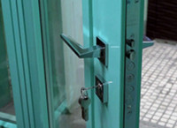 Фото с установки тамбурной двери с домофоном