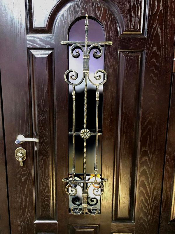 Фото дверей МДФ с ковкой и стеклом