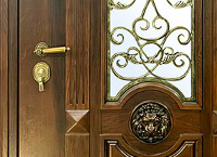 Обзор парадной двери с резным карнизом