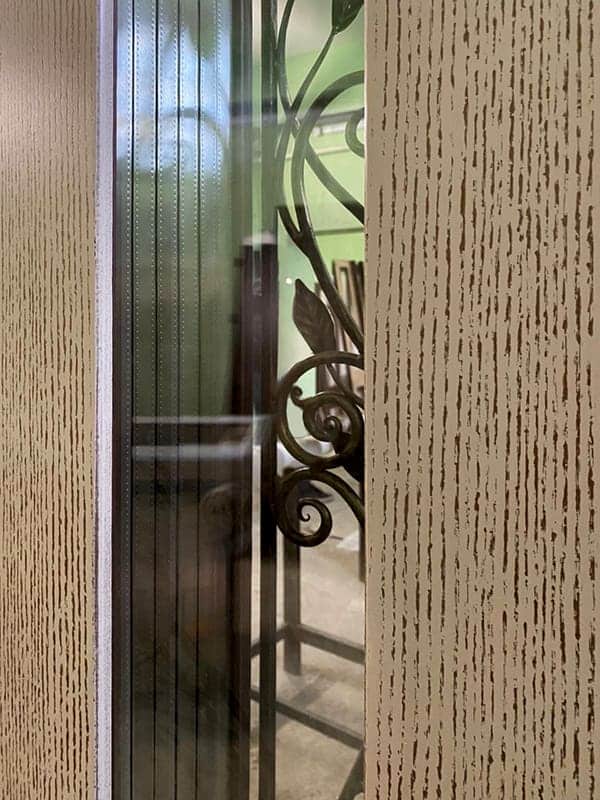 Фото дверей МДФ с ковкой и стеклом