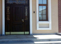 Изготовление входной группы в частный дом: выбор парадной двери, составляющие, установка